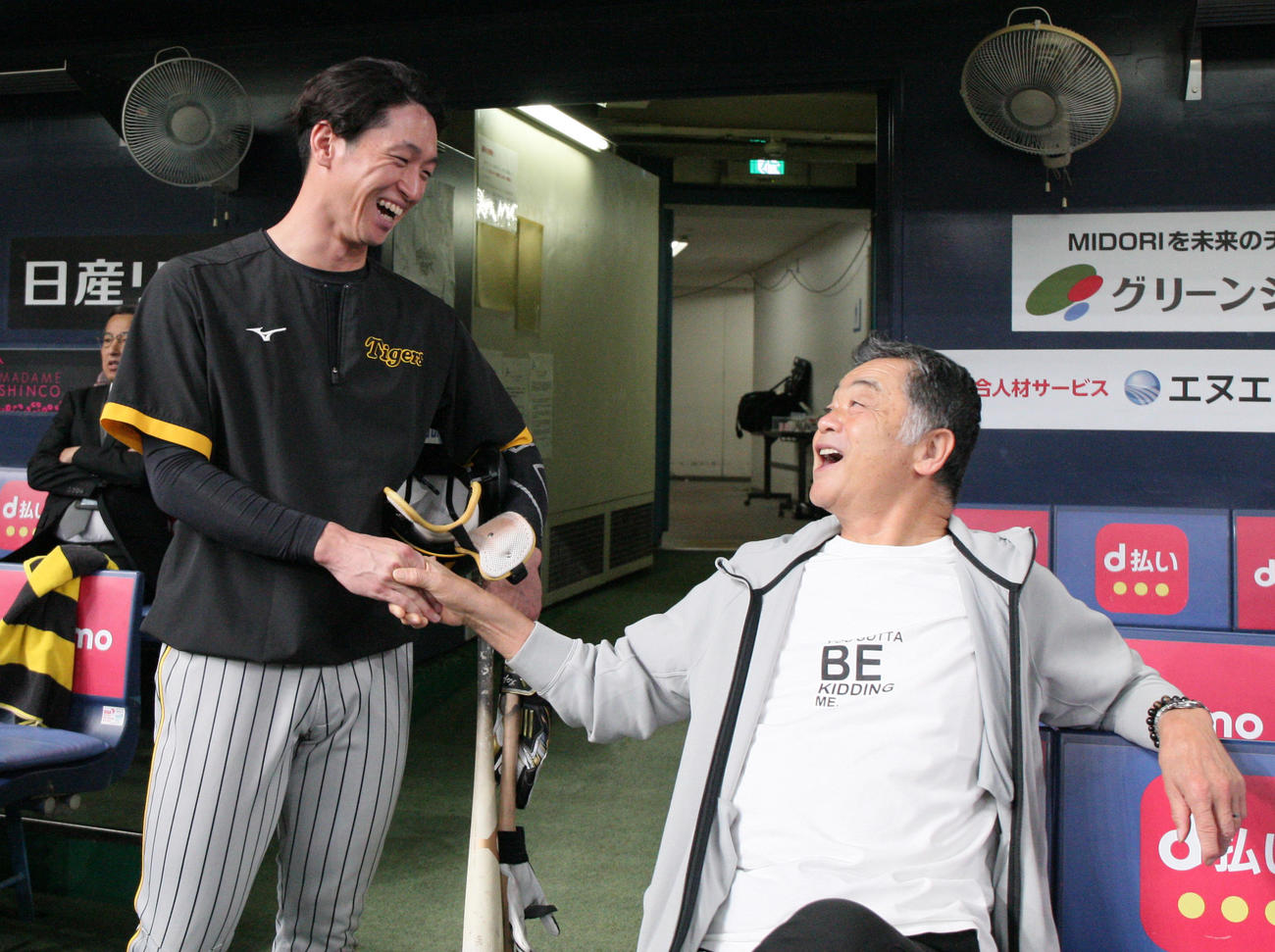 オリックス対阪神　試合前、川藤阪神OB会長（右）と笑顔で握手する阪神近本（撮影・上山淳一）
