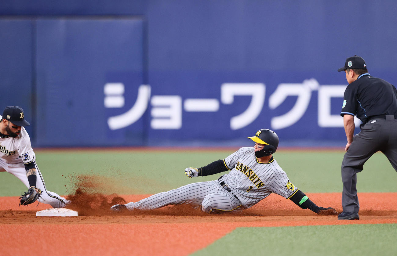 オリックス対阪神　5回表阪神2死一、三塁、森下（中央）は左前適時打を放ち、守備の中継の間に二塁に向かう（撮影・上山淳一）