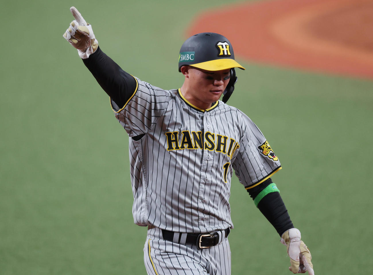 オリックス対阪神　5回表阪神2死一、三塁、ノイジーの適時打で指を突き上げながら生還する三走森下（撮影・前田充）