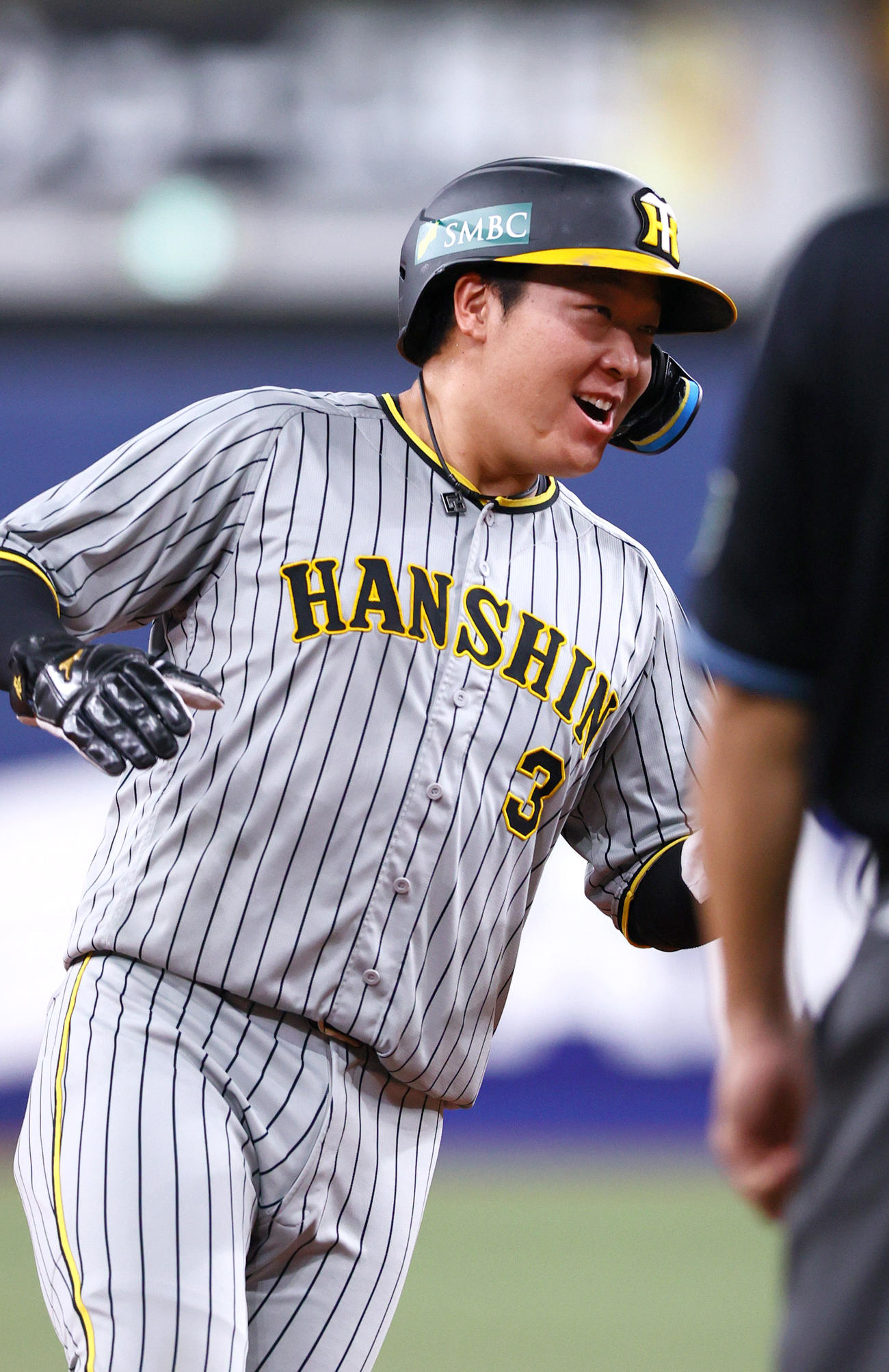 オリックス対阪神　4回表阪神1死一、二塁、ノイジーの先制の左越え3点本塁打で喜ぶ二走大山（撮影・上山淳一）