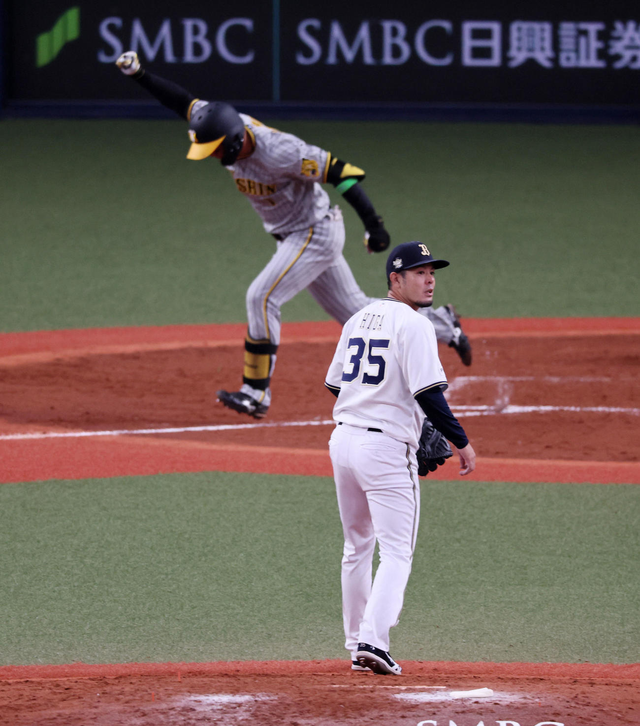 オリックス対阪神　5回表阪神2死一、三塁、比嘉は森下に左適時打を打たれ失点（撮影・加藤哉）