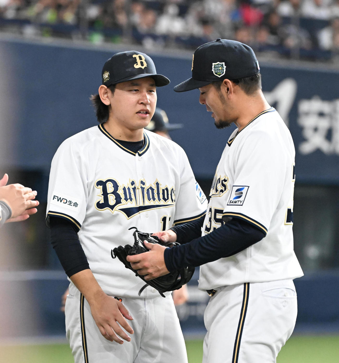 オリックス対阪神　5回表にも3点を失い比嘉（右）を迎える宮城（撮影・和賀正仁）