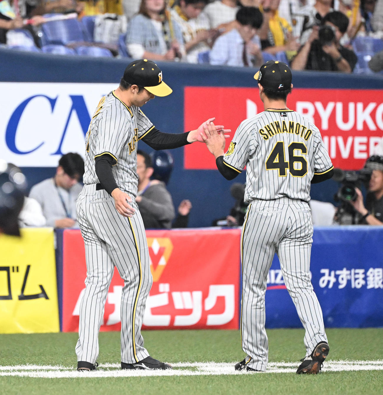 オリックス対阪神　5回裏オリックス2死一、二塁、打席に宗を迎え降板した青柳（左）は島本を迎える（撮影・和賀正仁）