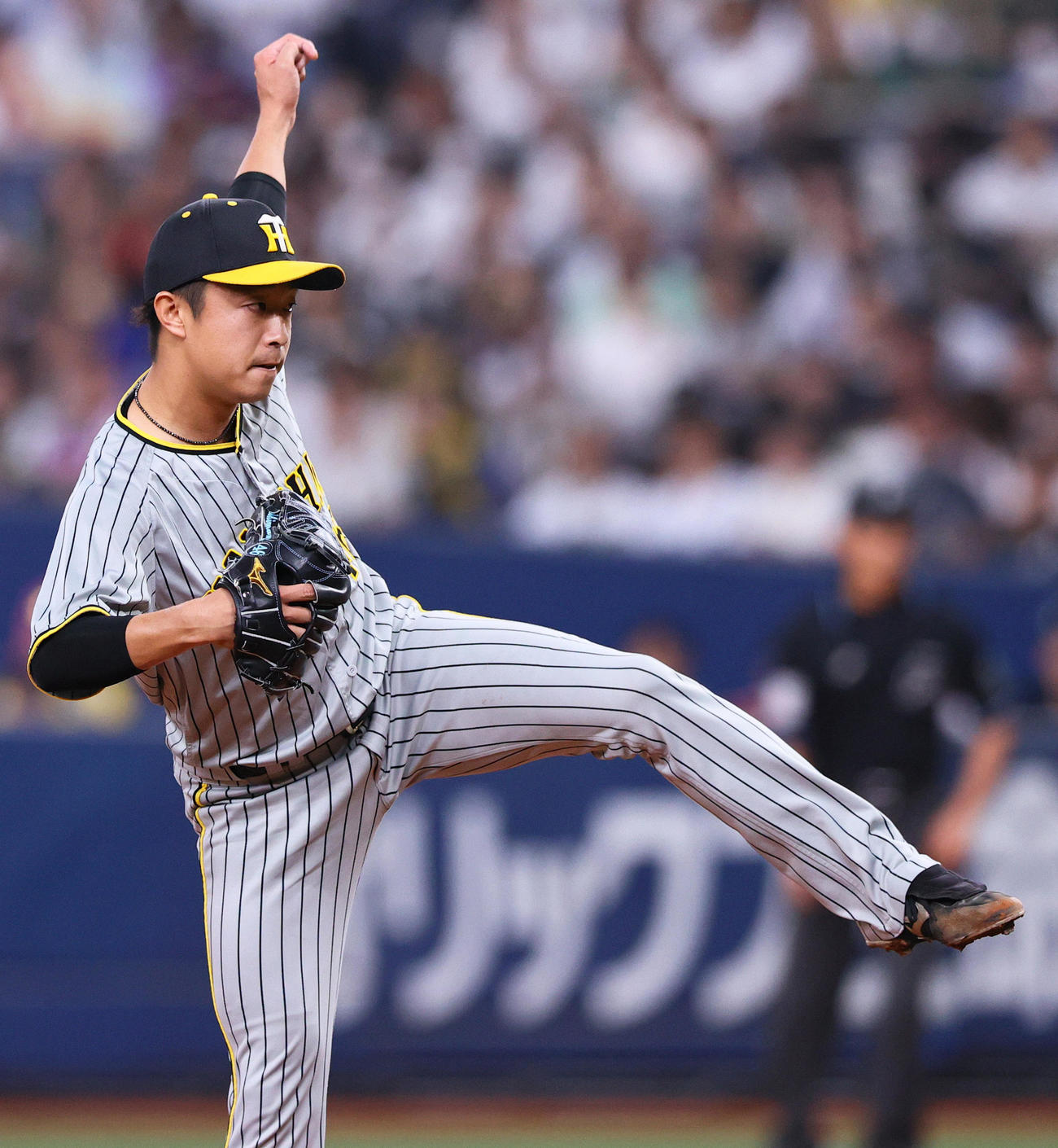 オリックス対阪神　5回裏オリックス2死一、二塁、青柳に代わり島本が登板する（撮影・上山淳一）