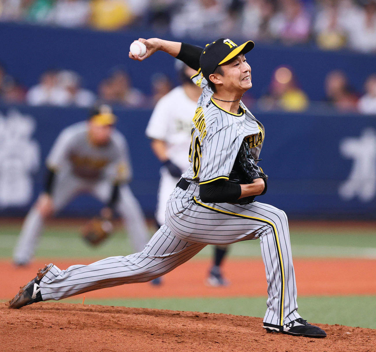 オリックス対阪神　5回裏オリックス2死一、二塁、青柳に代わり島本が登板する（撮影・上山淳一）