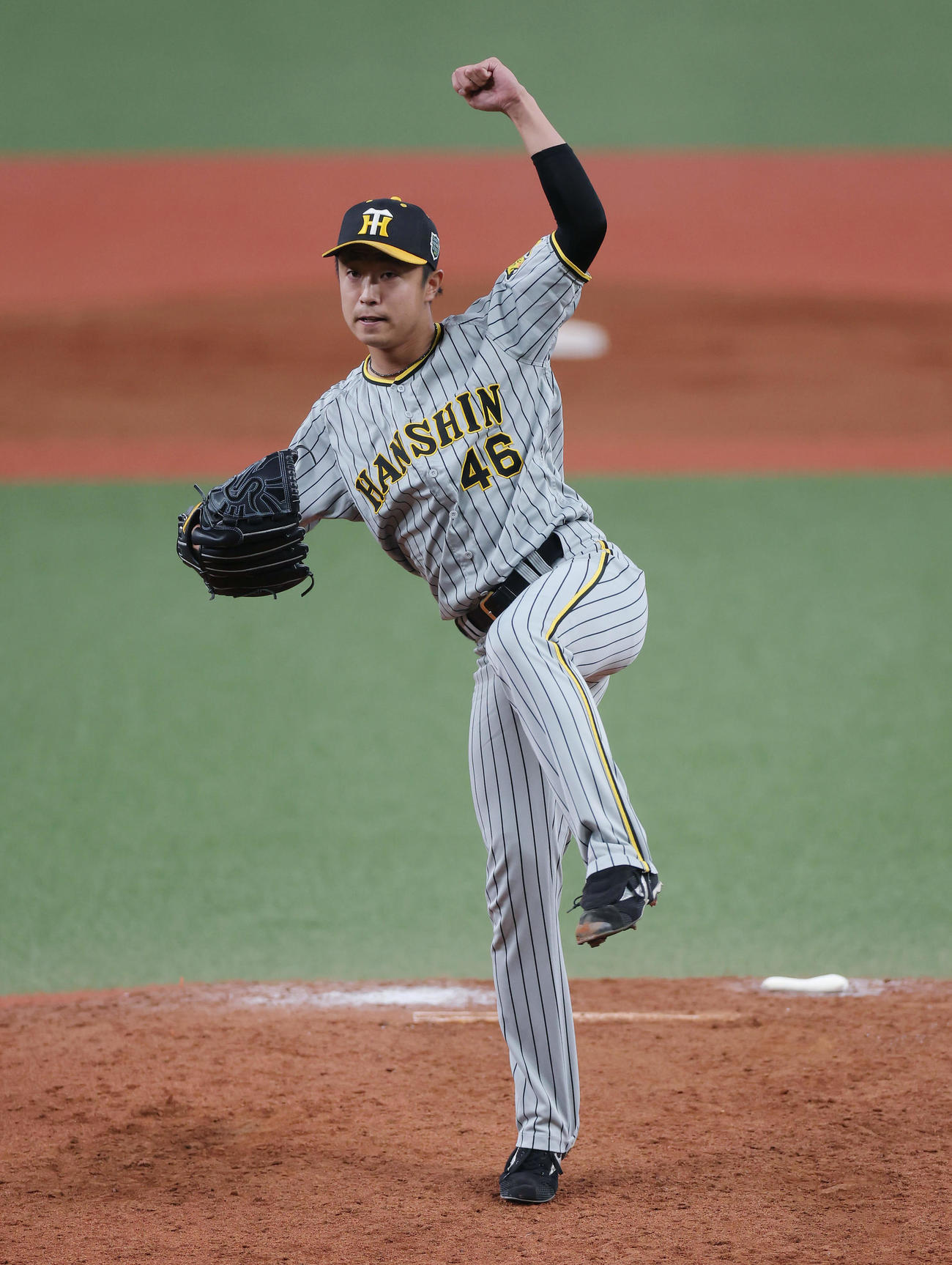 オリックス対阪神　5回裏オリックス2死一、二塁、2番手で登板する島本（撮影・前田充）