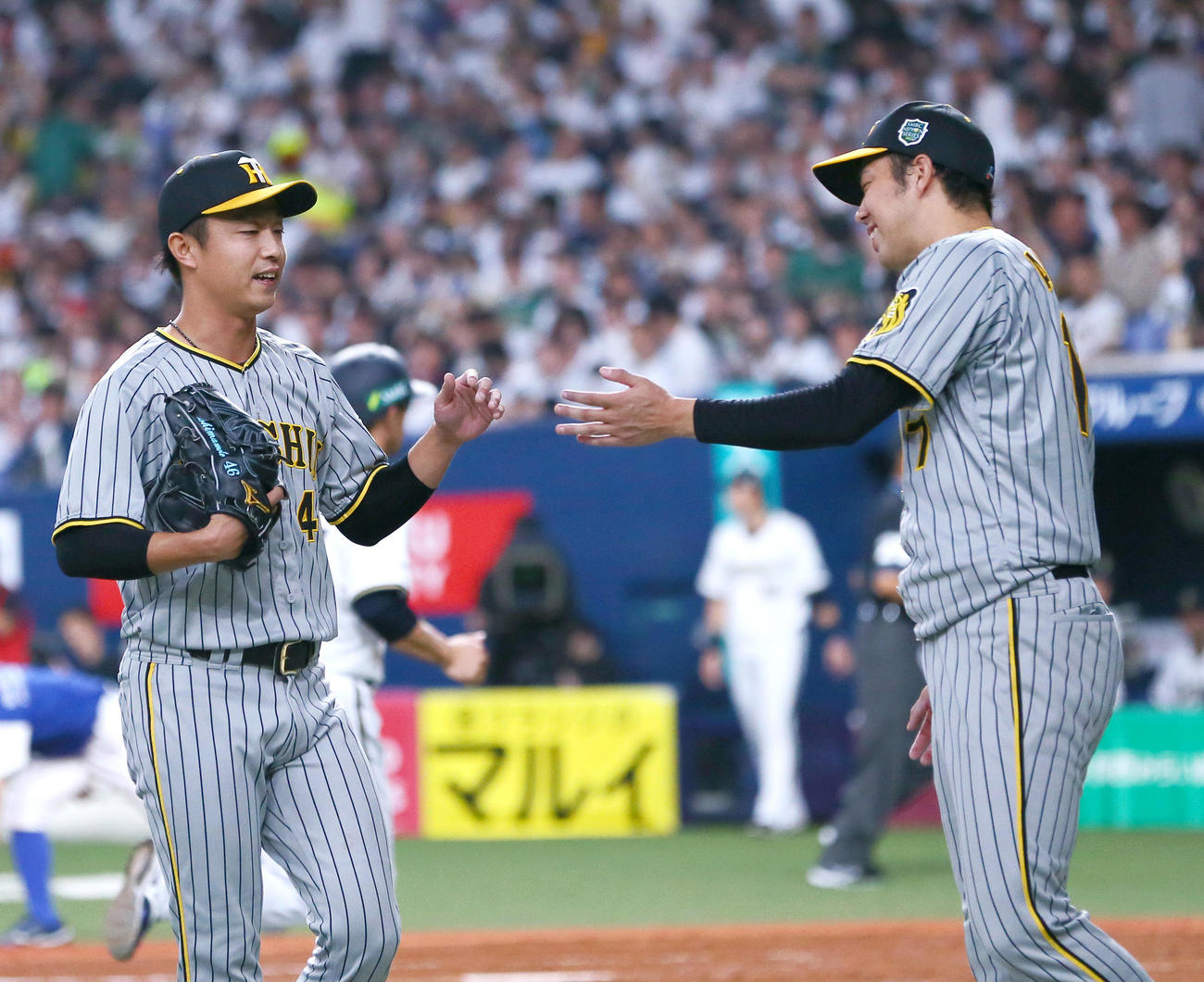 オリックス対阪神　5回裏オリックス2死一、二塁、島本（左）は宗を左飛に仕留め、ベンチ前で青柳から出迎えられる（撮影・上山淳一）