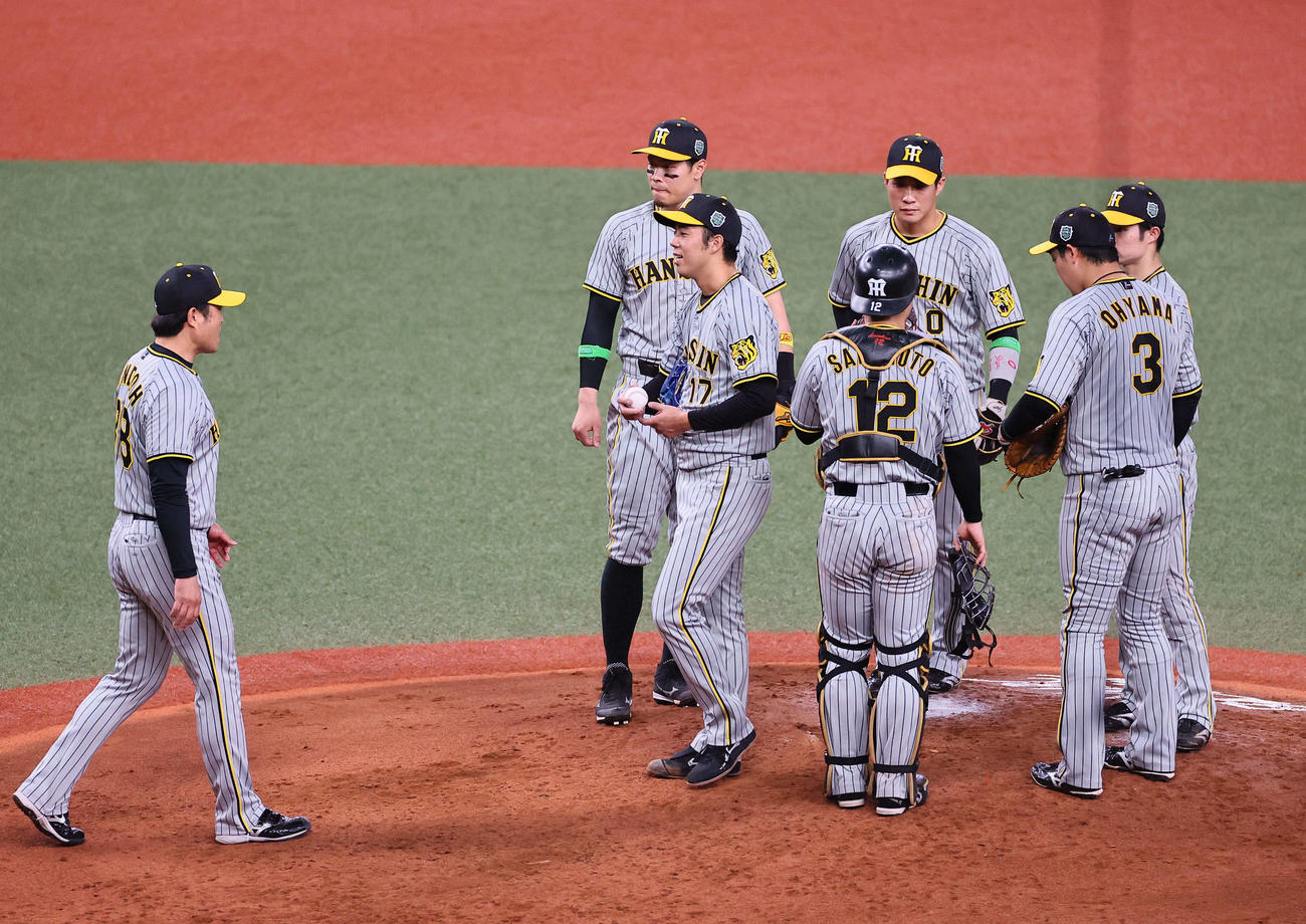 日本シリーズ第7戦　オリックス対阪神　5回裏オリックス2死一、二塁、青柳（左から3人目）は5回途中無失点で降板する（撮影・上田博志）