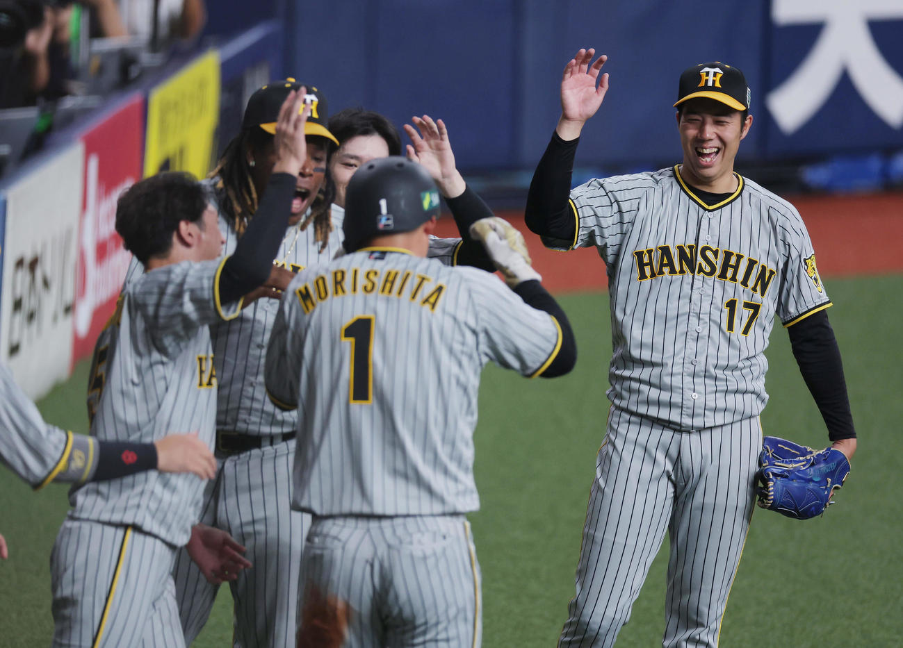 オリックス対阪神　5回表阪神2死一、三塁、ノイジーの適時打で生還した森下（中央）を笑顔で迎える青柳（撮影・前田充）