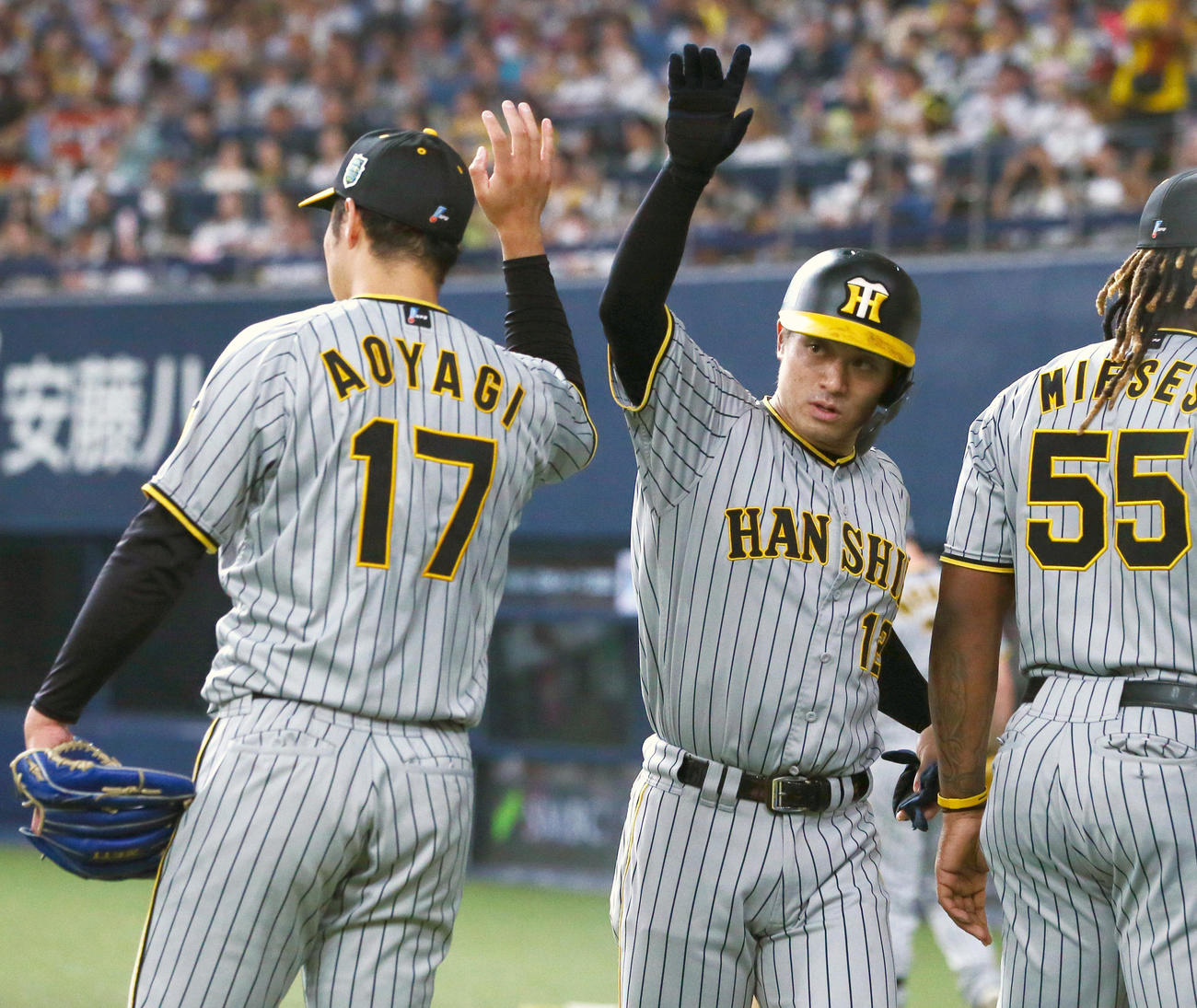 オリックス対阪神　5回表阪神2死一、三塁、坂本（中央）は森下の左前適時打で生還し青柳とハイタッチ（撮影・上山淳一）