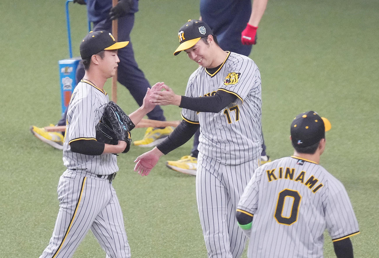 オリックス対阪神　5回のピッチングを終えた島本（左）を笑顔で迎える青柳（中央）（撮影・菅敏）