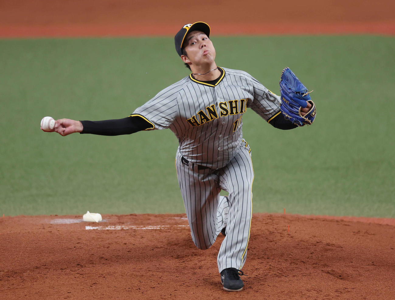 オリックス対阪神　力投する阪神先発の青柳（撮影・前田充）