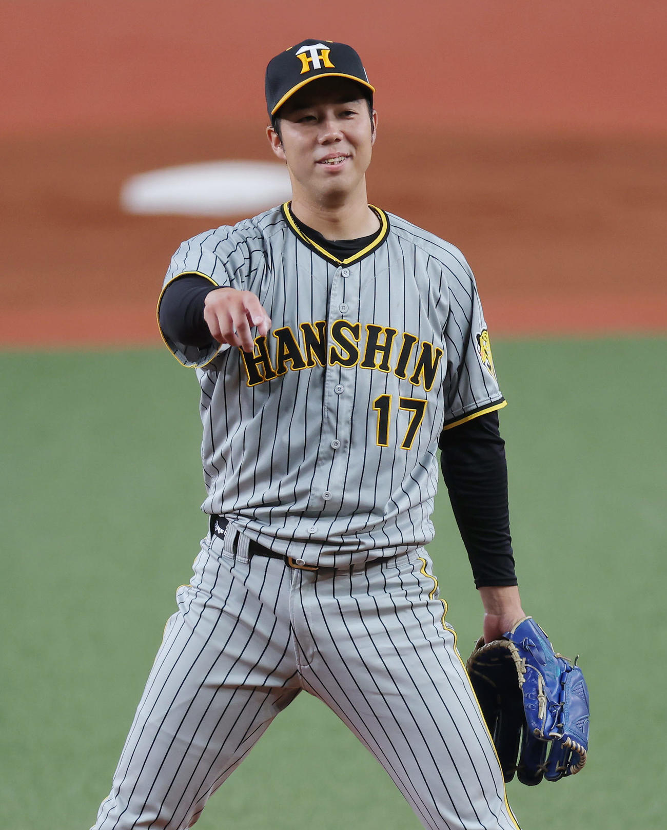 オリックス対阪神　3回裏オリックス2死一塁、宗に四球を与え、苦笑いする青柳（撮影・前田充）