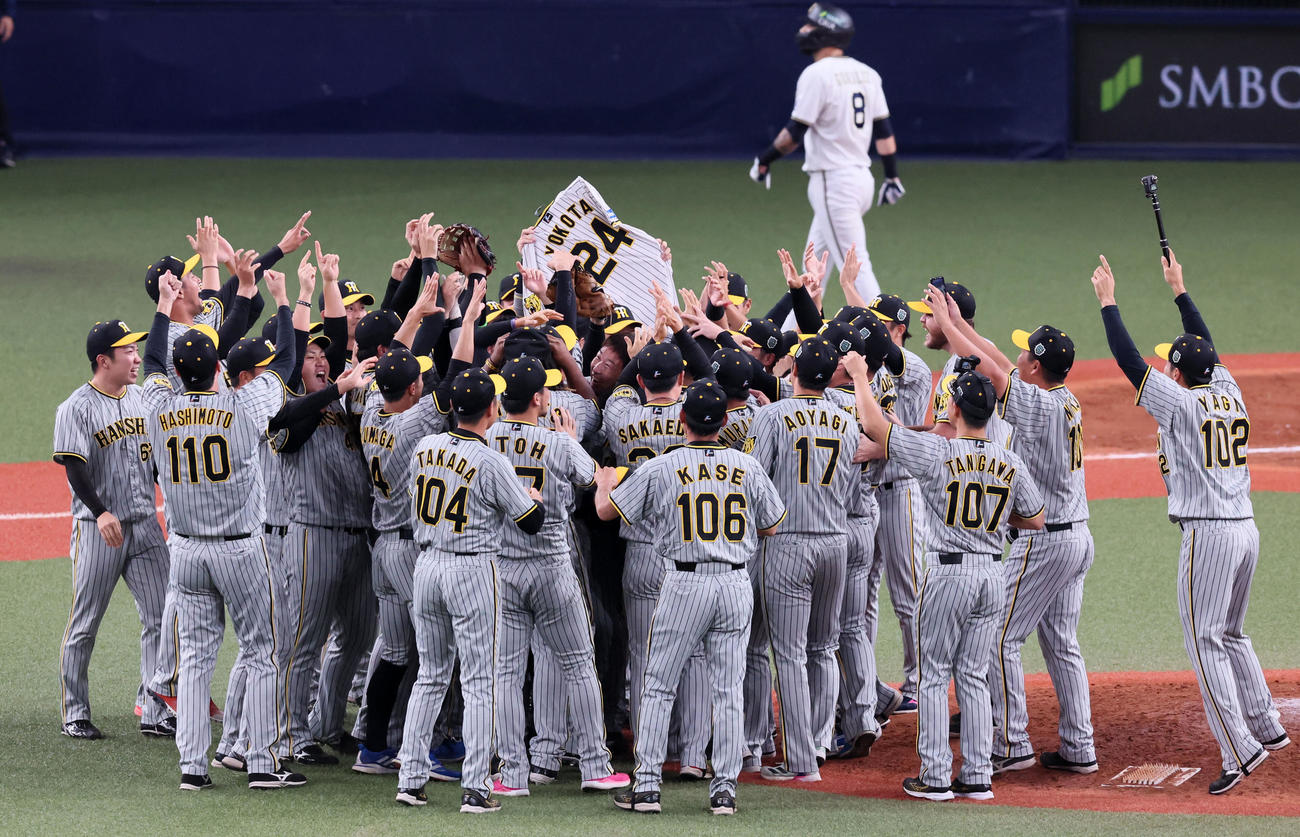 オリックス対阪神　オリックスに勝利して日本一を決めマウンドに集まるに歓喜のナイン（撮影・加藤哉）