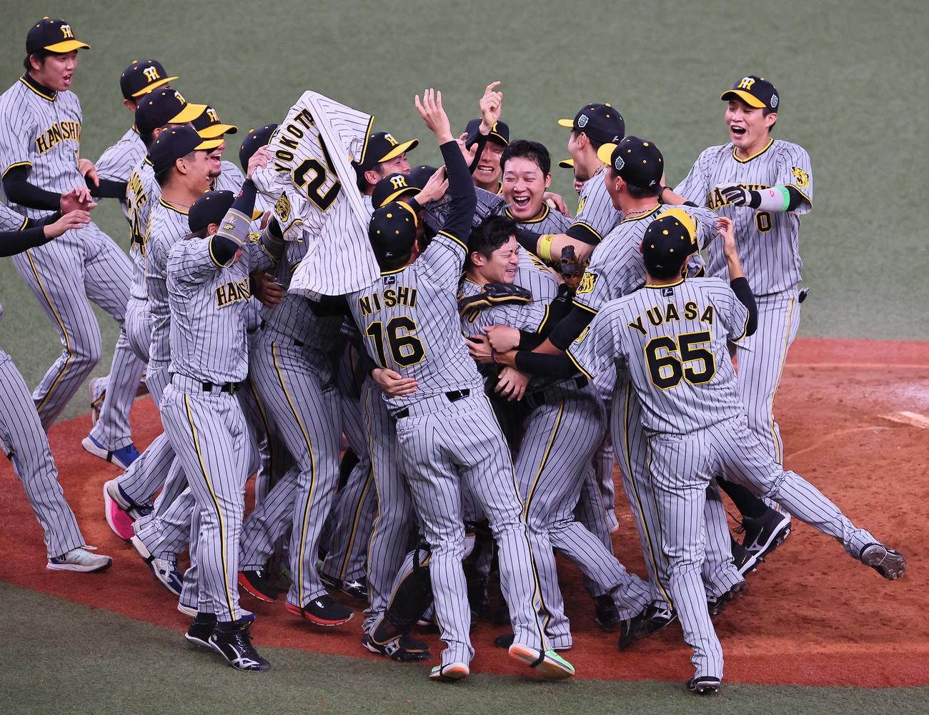 日本シリーズ第7戦　オリックス対阪神　日本一を決めた大山（右から5人目）はナインと笑顔を見せながら喜び合う（撮影・上田博志）