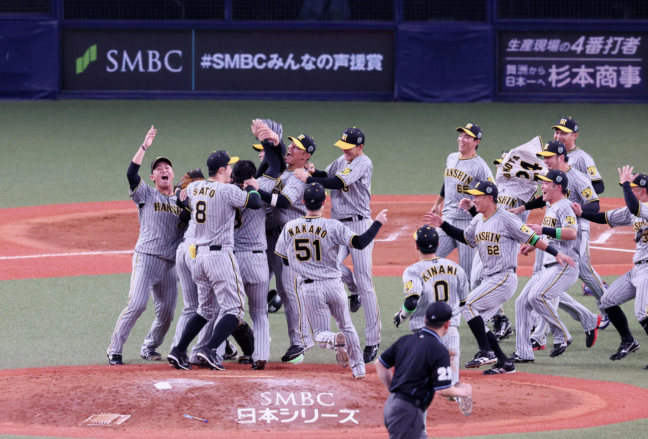 オリックス対阪神　オリックスに勝利して日本一を決めマウンドに集まるに歓喜のナイン（撮影・加藤哉）