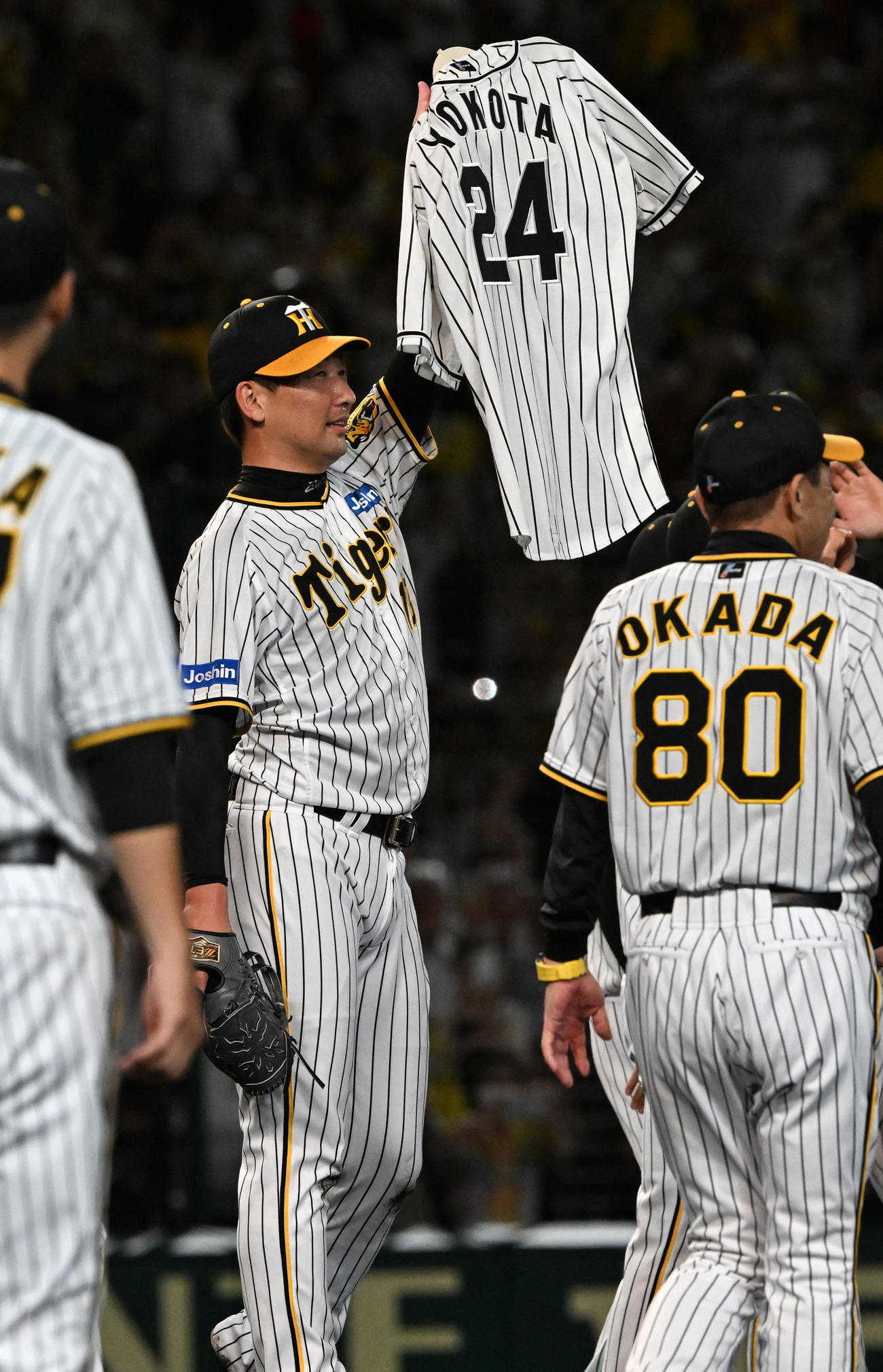 9月14日、リーグ優勝を決め亡くなった横田慎太郎さんのユニホームを掲げる岩崎