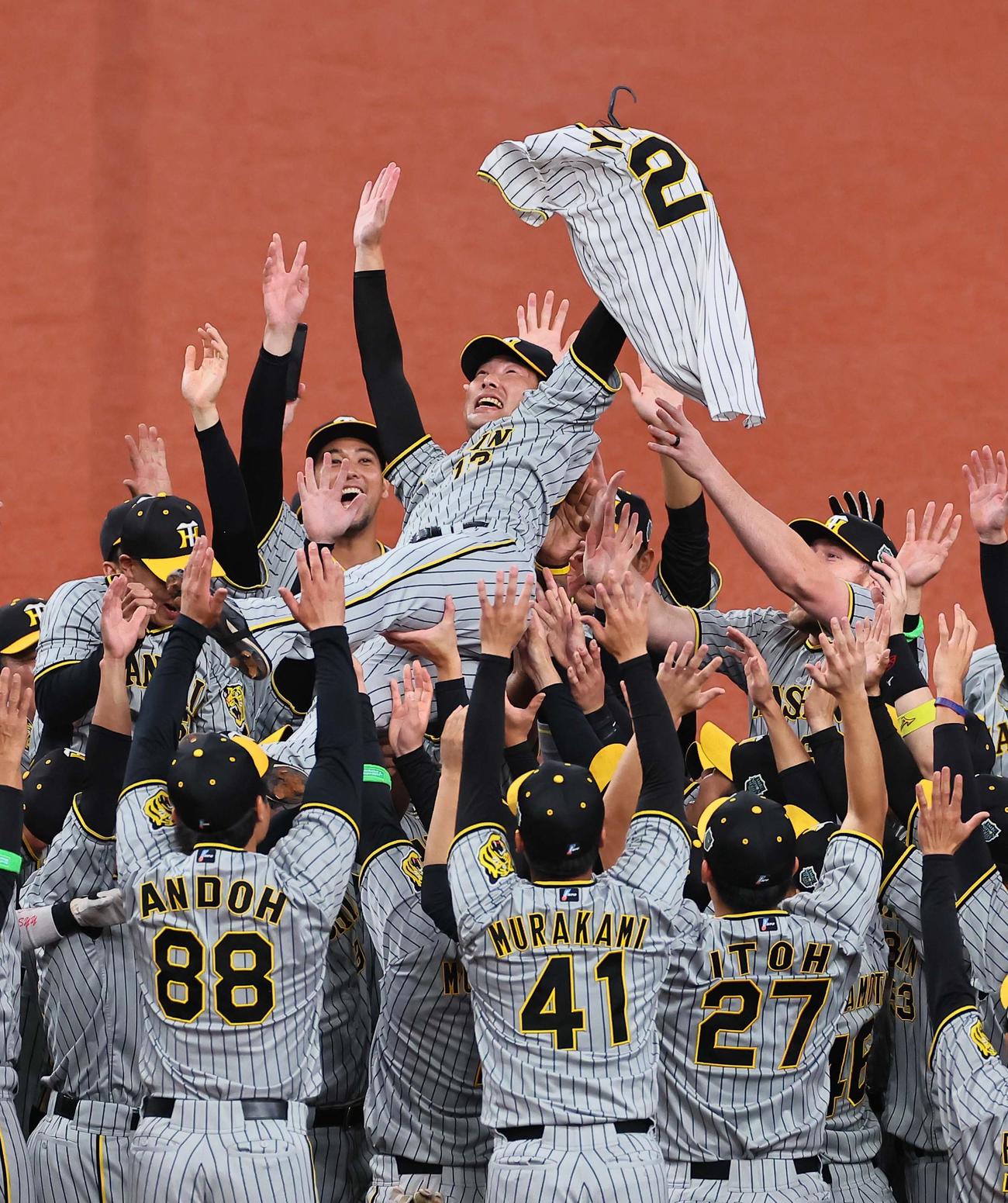 日本シリーズ第7戦　オリックス対阪神　横田さんのユニホームを手に胴上げされる岩崎（撮影・上田博志）