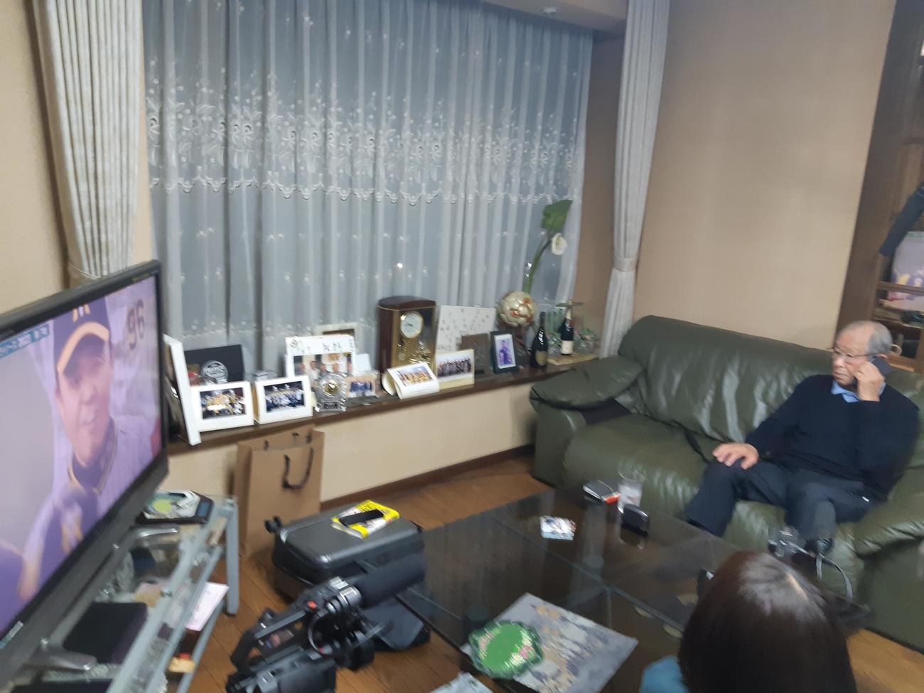 阪神優勝の瞬間に岡田監督に祝福の電話をする吉田氏（撮影・寺尾博和）