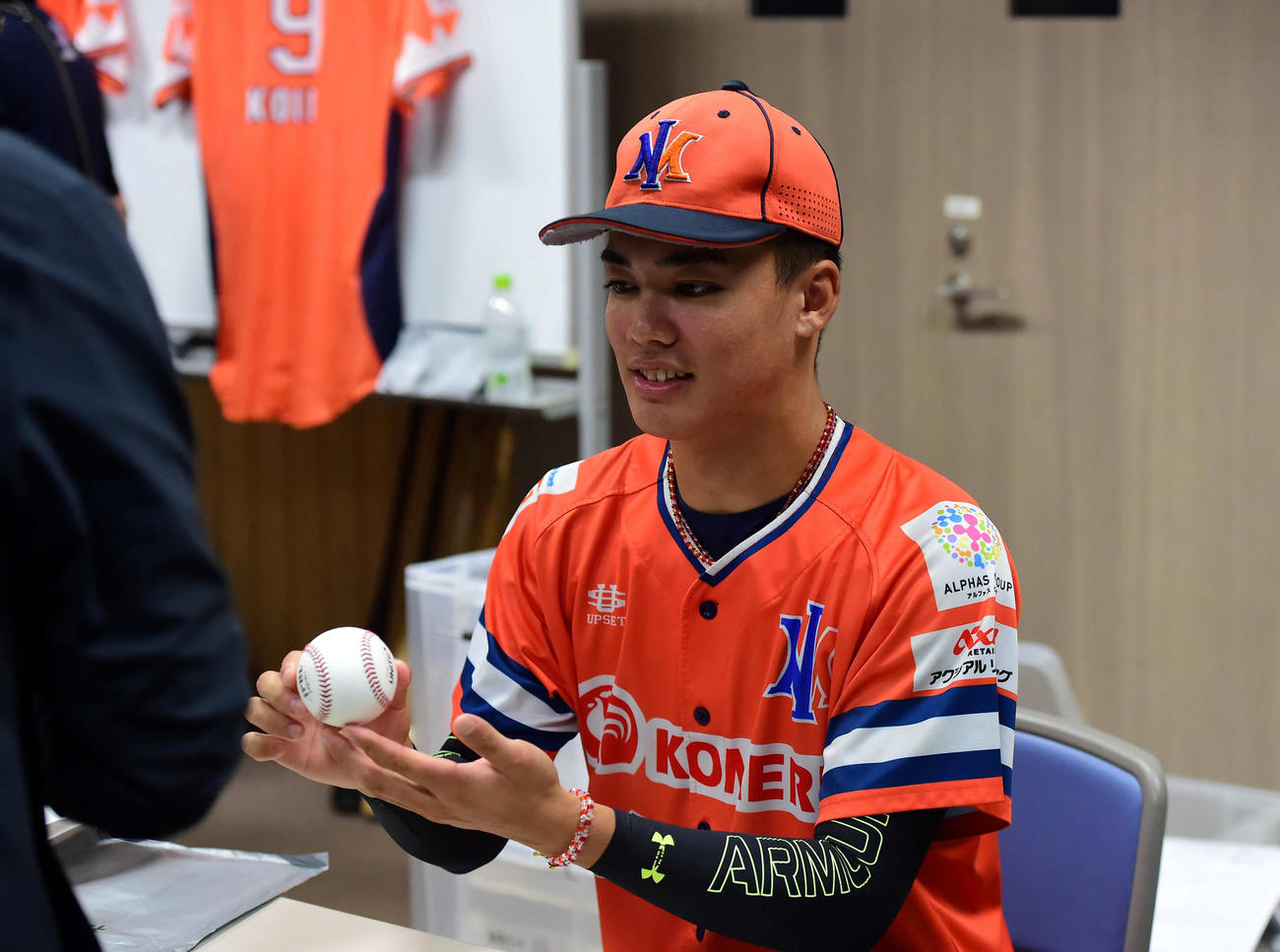 サポーターと交流するヤクルト5位指名の伊藤
