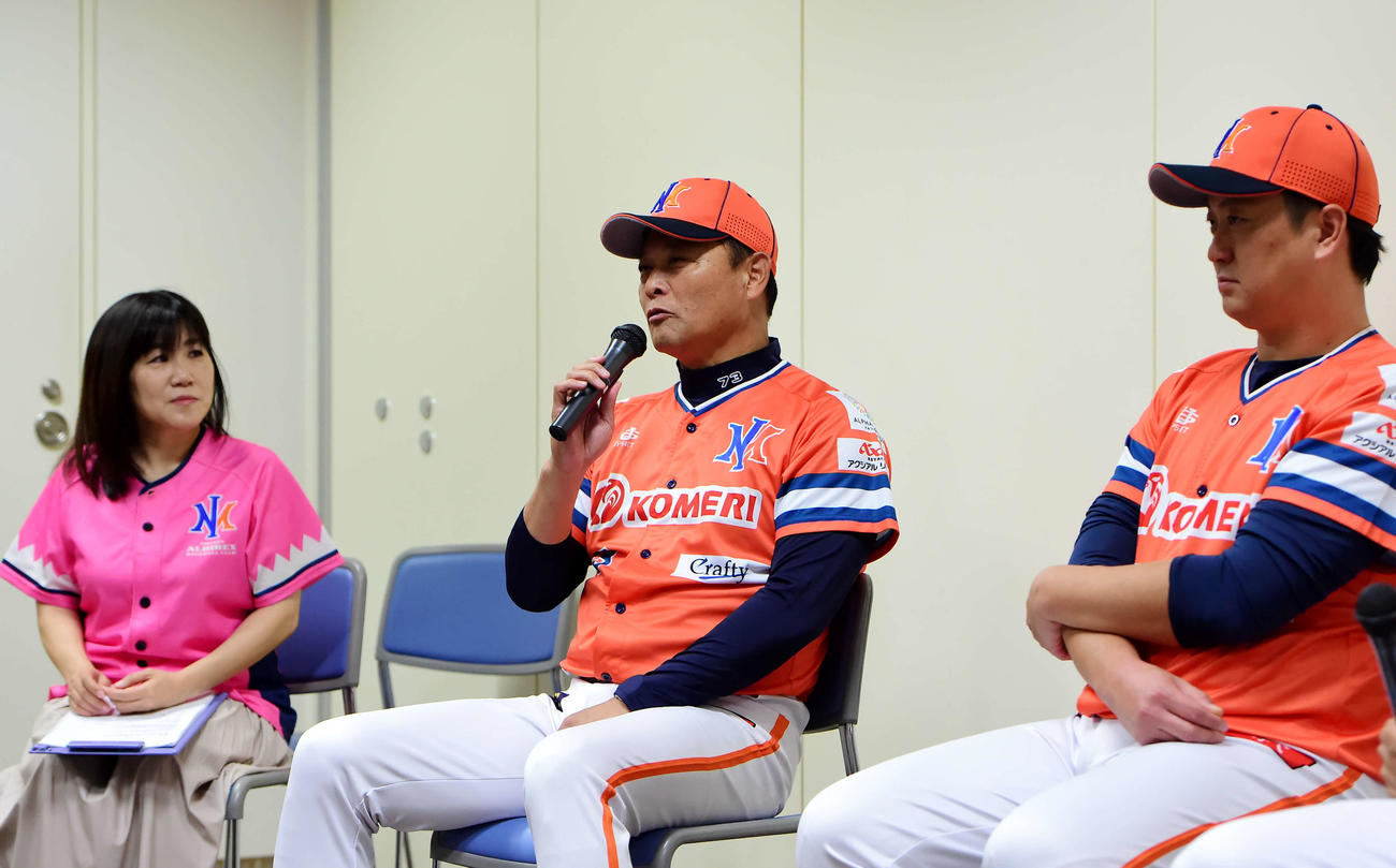 トークショーで来季の抱負を話す橋上監督