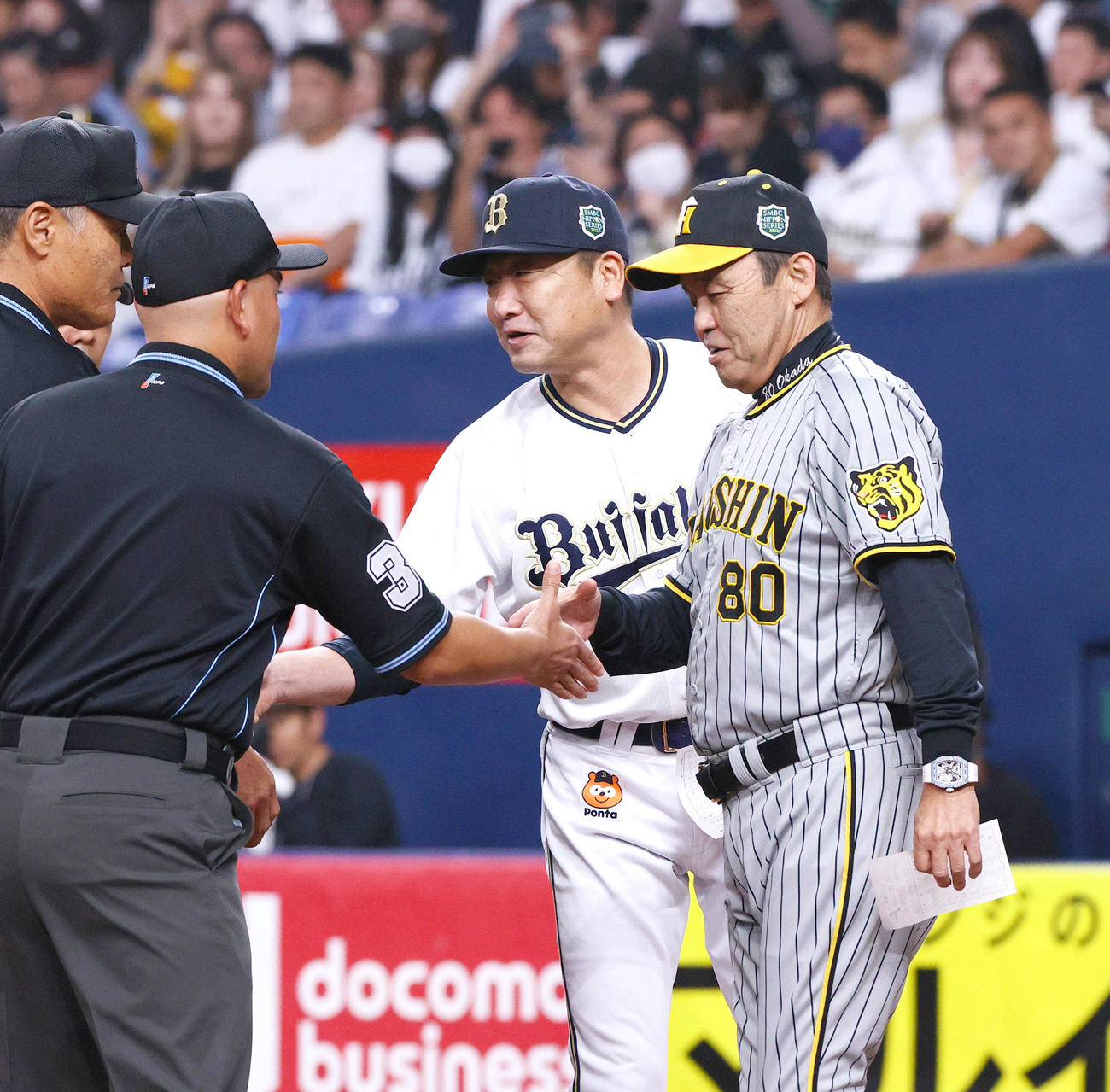 オリックス対阪神　試合前、審判団と握手するオリックス中嶋監督（左から3人目）と阪神岡田監督（右）（撮影・上山淳一）
