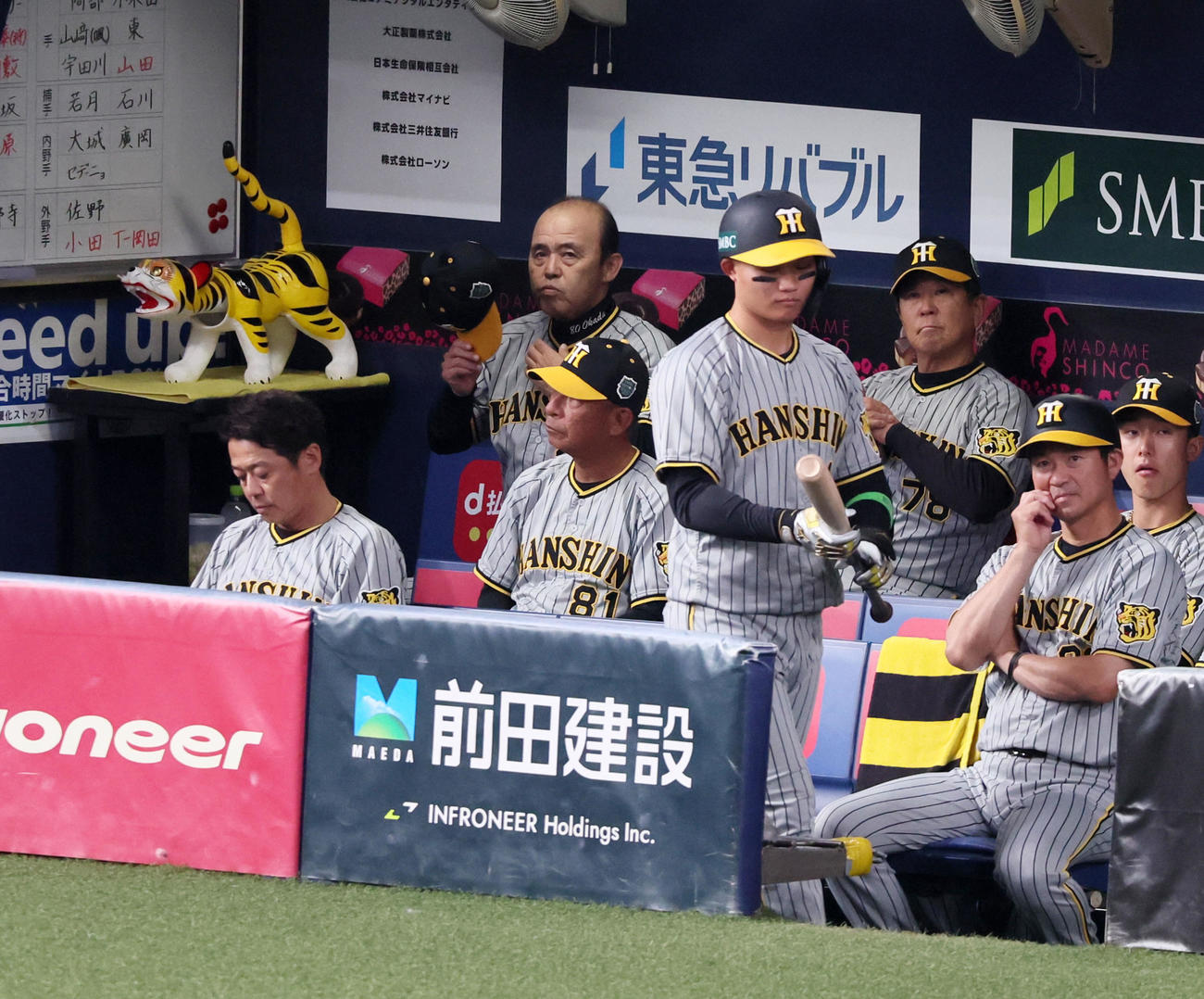 オリックス対阪神　ベンチで帽子をとる岡田監督（撮影・加藤哉）