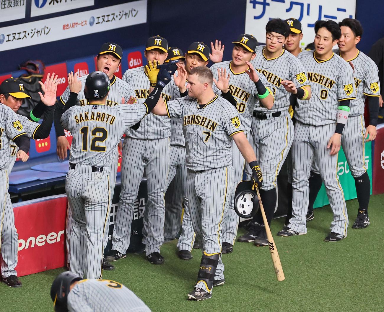 日本シリーズ第7戦　オリックス対阪神　5回表阪神2死二、三塁、大山の適時打で生還した坂本をハイタッチで出迎える阪神ナイン（撮影・上田博志）