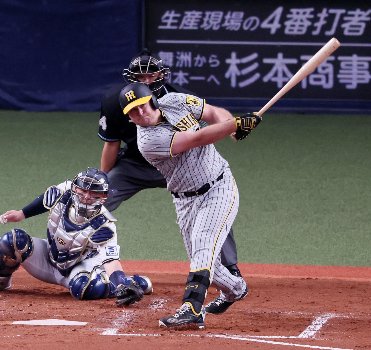 オリックス対阪神　4回表阪神1死一、二塁、ノイジーは左越え3点本塁打を放つ（撮影・加藤哉）