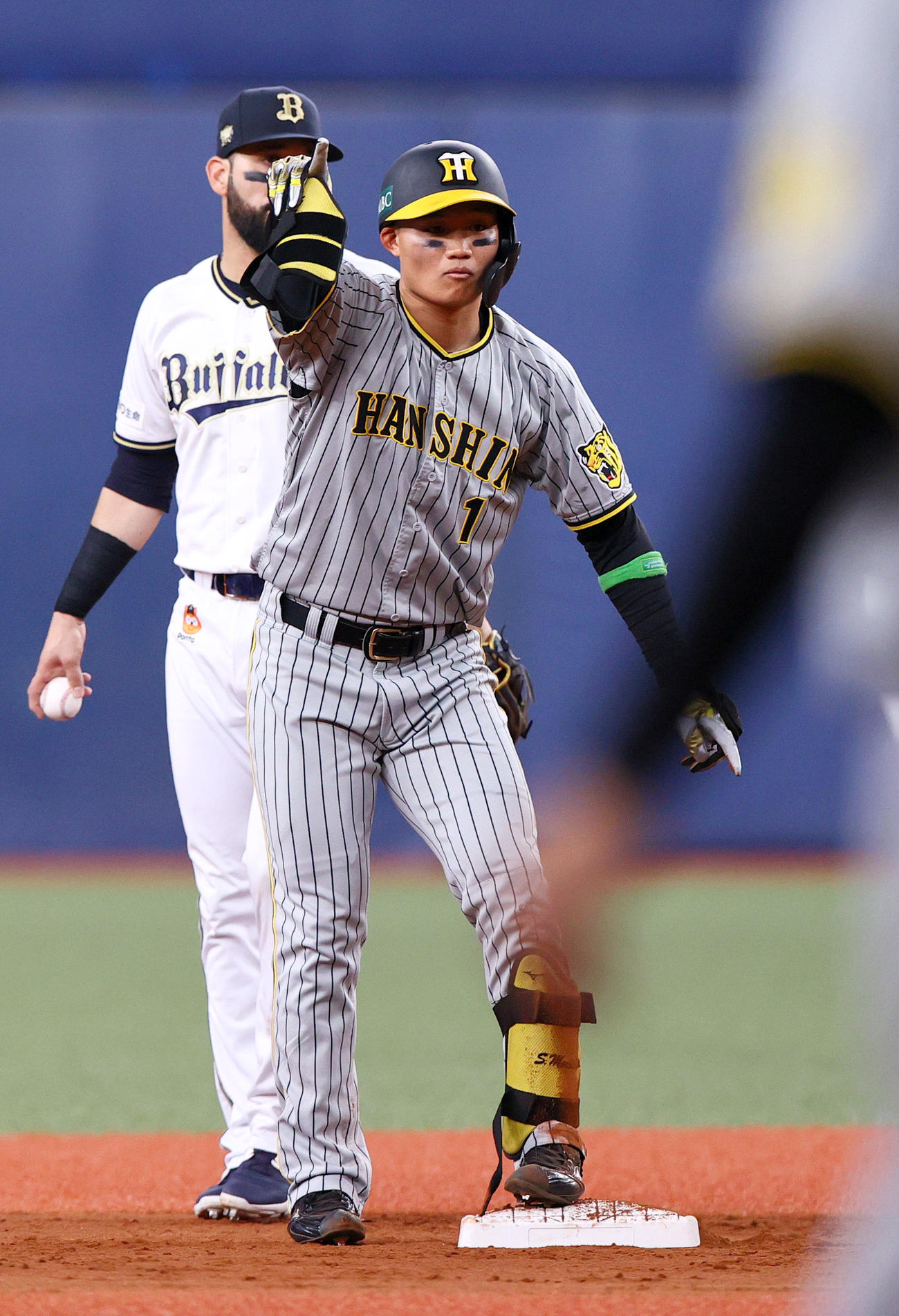 オリックス対阪神　5回表阪神2死一、三塁、森下（中央）は左前適時打を放ち、守備の中継の間に二塁に向かう（撮影・上山淳一）