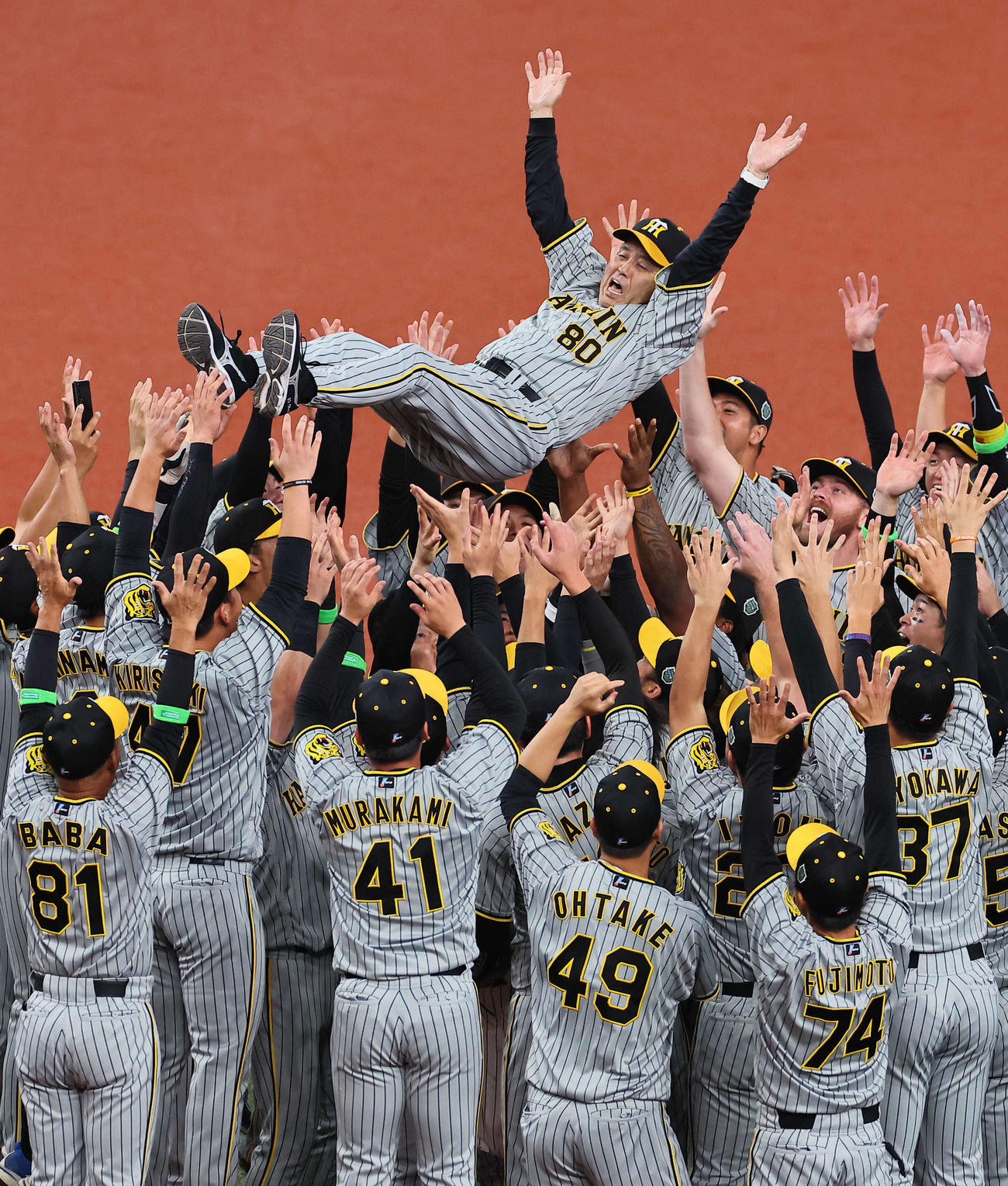 日本シリーズ第7戦　オリックス対阪神　日本一を決めナインから胴上げされる岡田監督（撮影・上田博志）