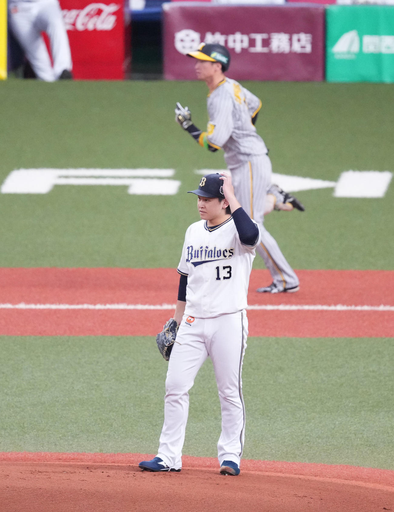 オリックス対阪神　1回表阪神無死、近本（奥）に中前打を打たれる宮城（撮影・菅敏）