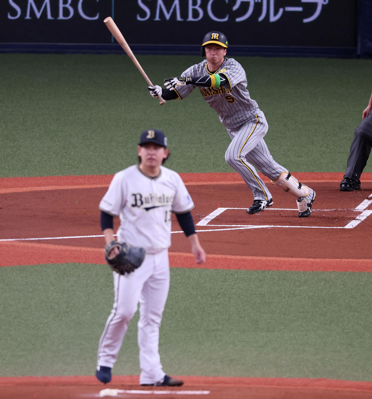 オリックス対阪神　1回表阪神無死、近本光司は中前打を放つ。投手は宮城（撮影・加藤哉）