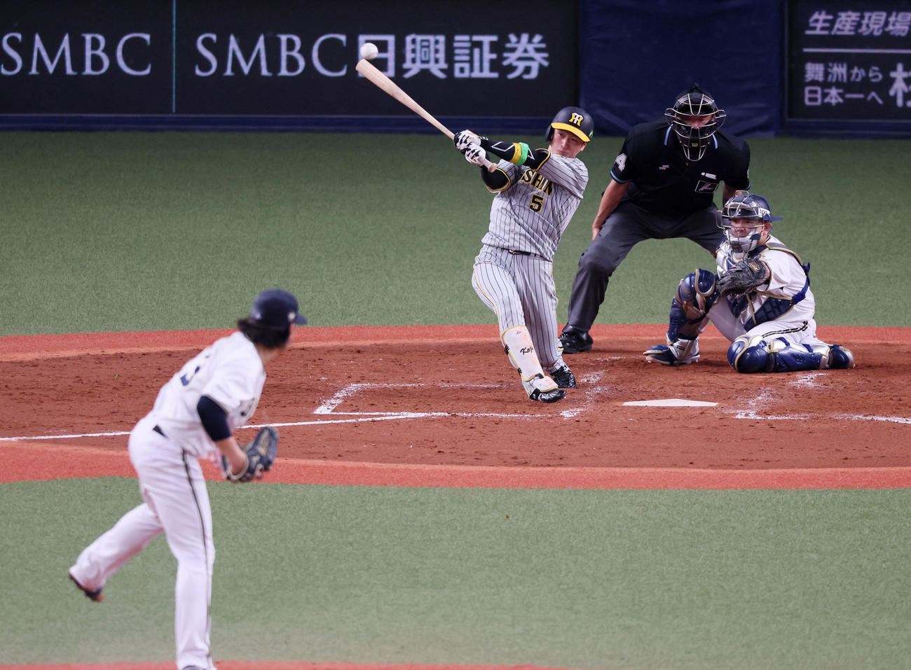 オリックス対阪神　5回表阪神1死一塁、近本は中前打を放つ。投手は宮城（撮影・加藤哉）