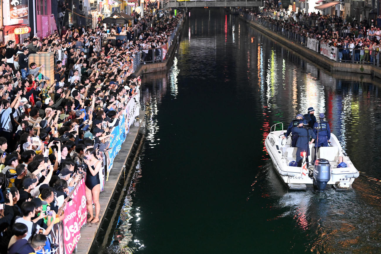 阪神の日本一が決まり道頓堀川に多くのファンが飛び込み、警備を強化する大阪府警（撮影・前岡正明）