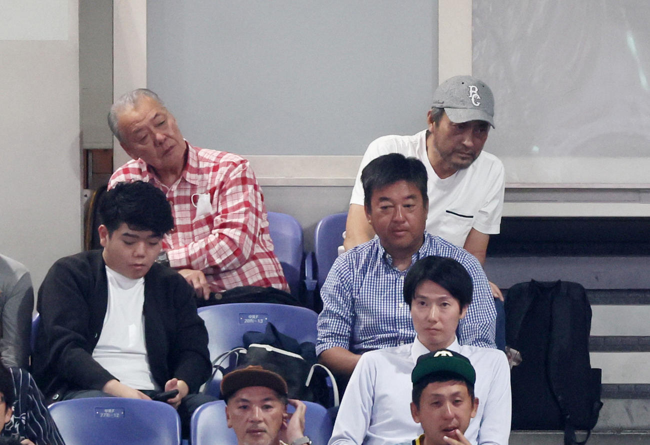 オリックス対阪神　観戦する俳優の渡辺謙、左は福本豊氏（撮影・加藤哉）