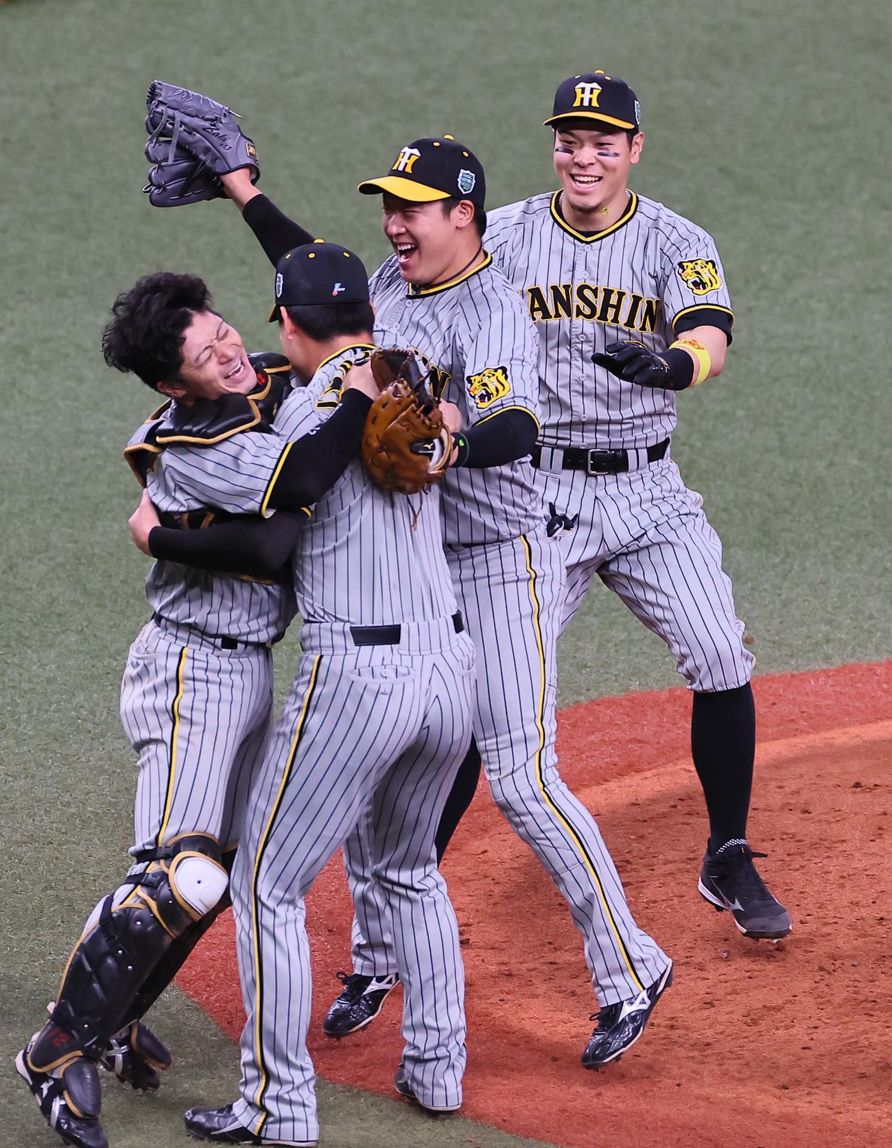 日本シリーズ第7戦　オリックス対阪神　日本一を決め歓喜の輪に飛び込む右から佐藤輝、大山、岩崎、坂本（撮影・上田博志）