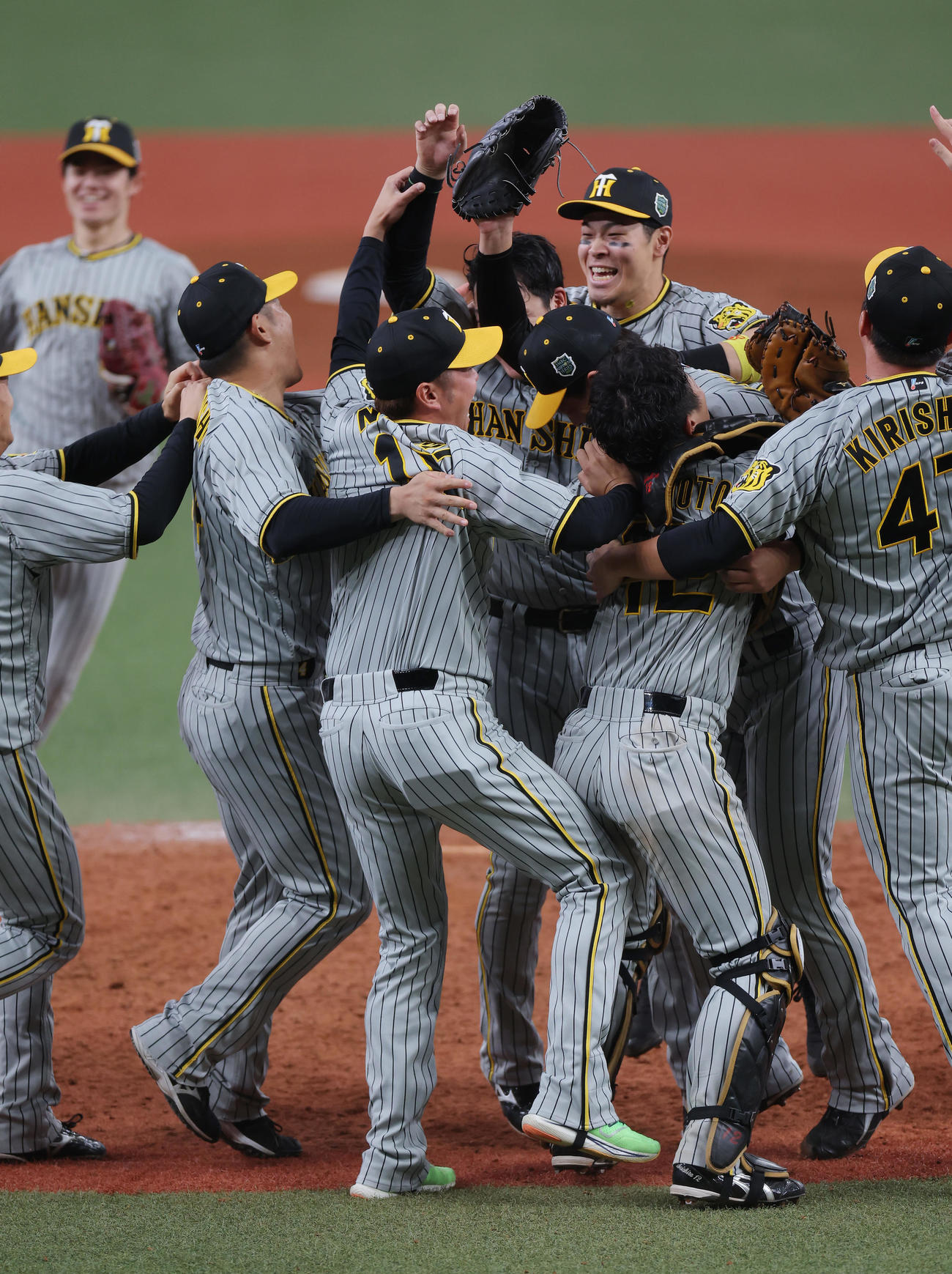 オリックス対阪神　オリックスを破り38年ぶりの日本一を達成し、歓喜する阪神ナイン（撮影・前田充）