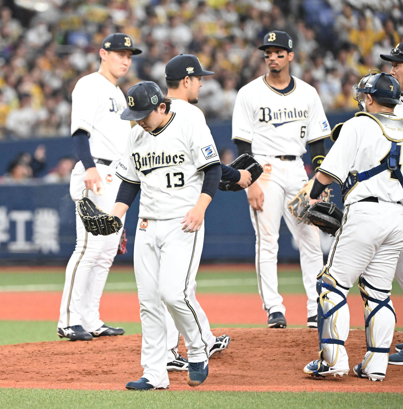 オリックス対阪神　5回表阪神2死一、三塁、森下を迎え降板する宮城（撮影・和賀正仁）