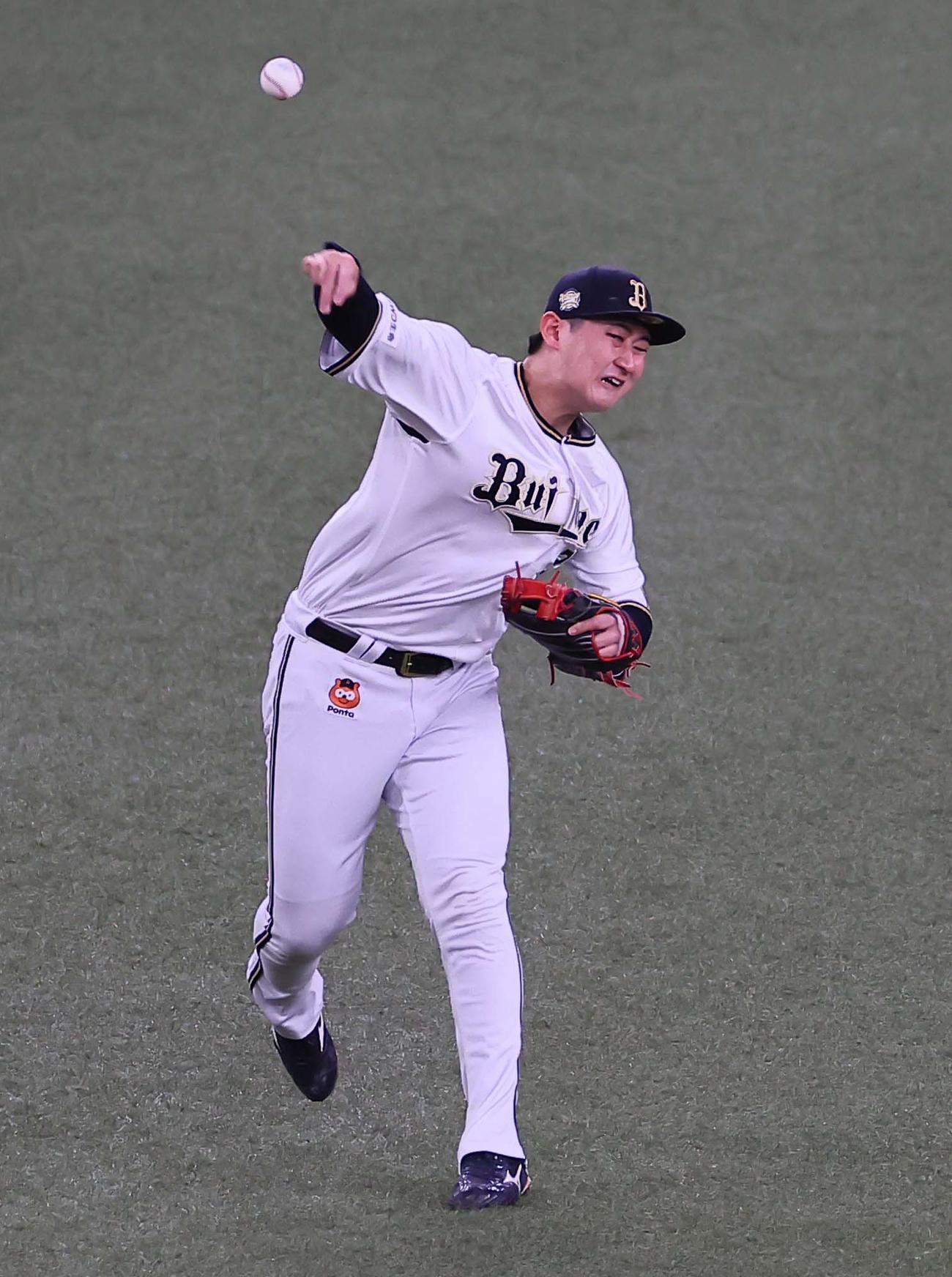 日本シリーズ第7戦　オリックス対阪神　5回表阪神2死二、三塁、紅林は大山の打球に追いつくも適時内野安打を許す（撮影・上田博志）