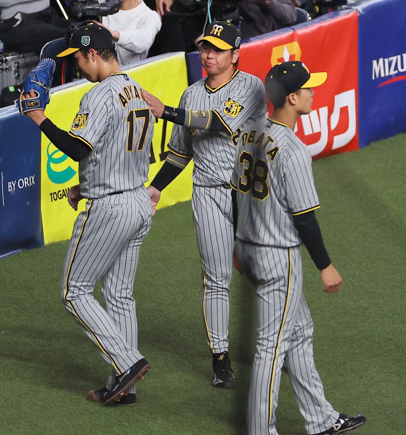 日本シリーズ第7戦　オリックス対阪神　梅野（中央）は好投する青柳をベンチ前で出迎える（撮影・上田博志）