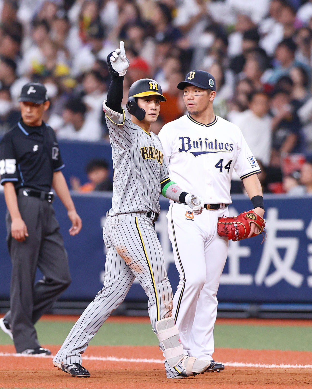 オリックス対阪神　8回表阪神2死、木浪は左前打を放ちポーズを決める（撮影・上山淳一）