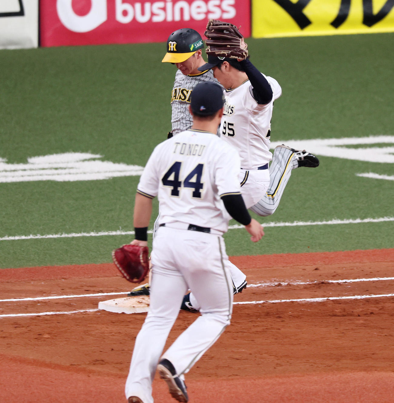 オリックス対阪神　9回表阪神無死、近本は一塁へ内野安打を放つ。右は東（撮影・加藤哉）