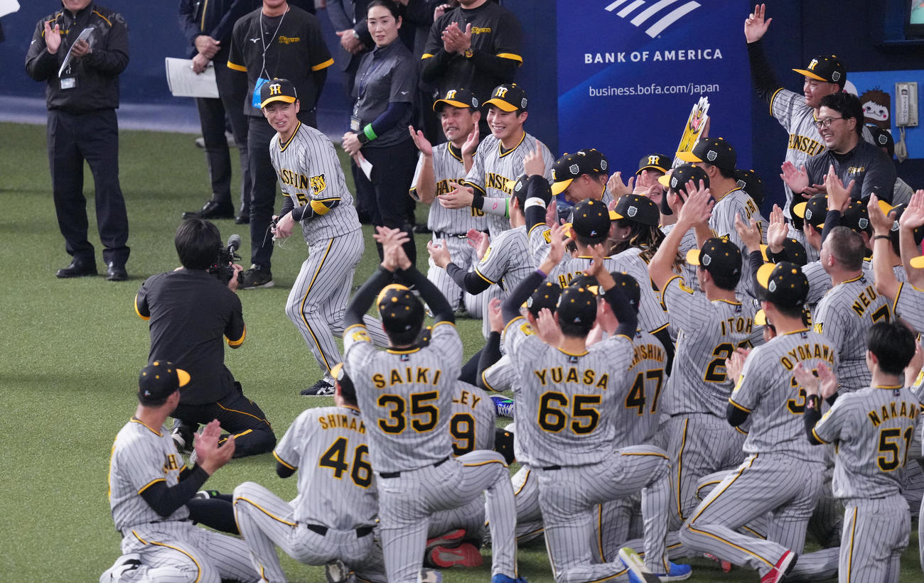 オリックス対阪神　MVPに選ばれ、拍手でナインに送り出される阪神近本（左端）（撮影・菅敏）