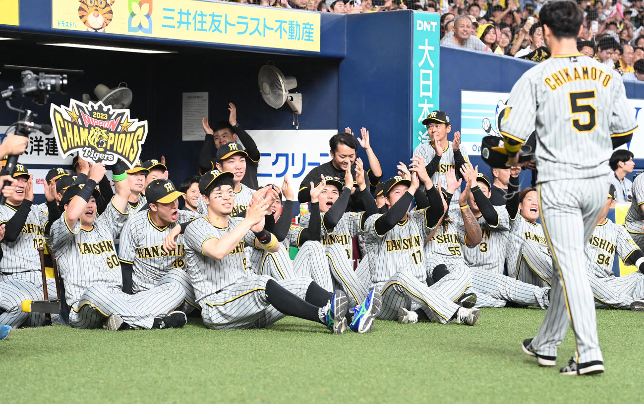 MVPの近本光司を拍手で迎えるナイン（撮影・和賀正仁）