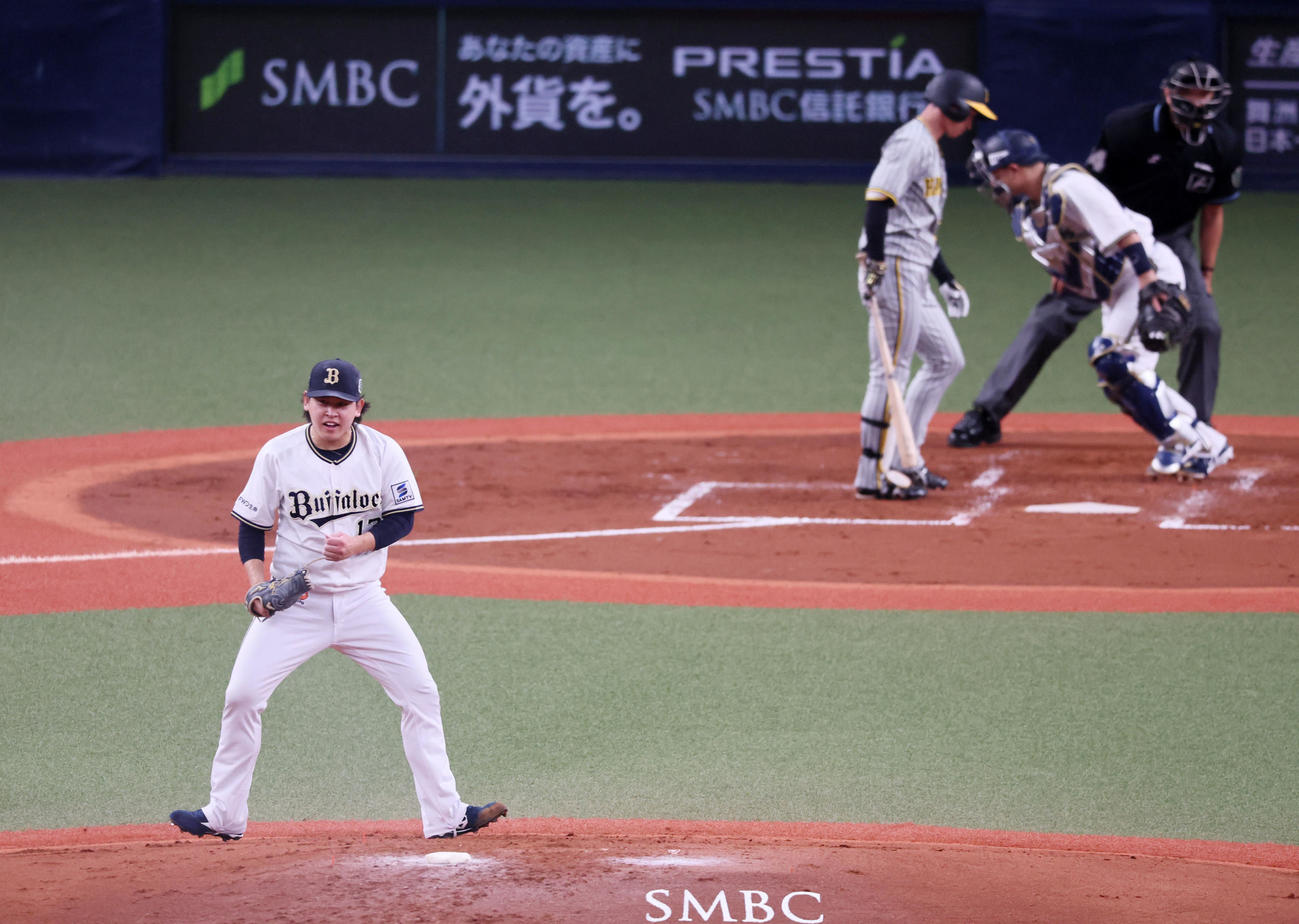 オリックス対阪神　3回表阪神2死、宮城は近本を三振に仕留めガッツポーズを見せる（撮影・加藤哉）