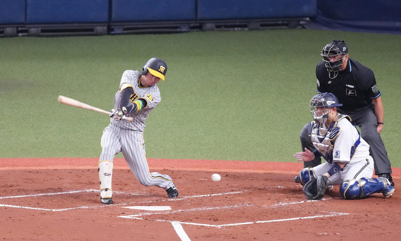 オリックス対阪神　3回表阪神2死、空振りの三振に倒れる近本（撮影・菅敏）