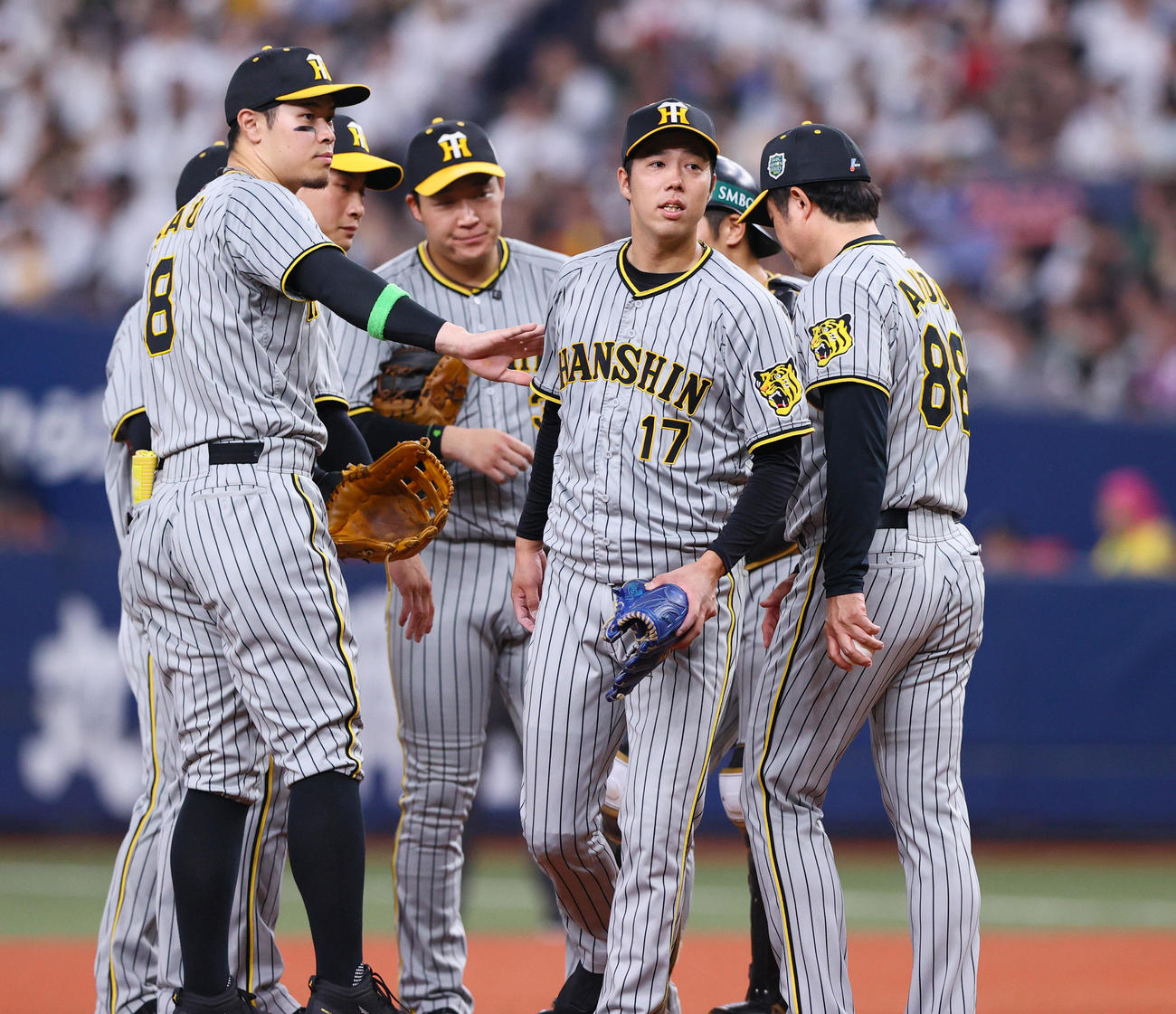 オリックス対阪神　5回裏オリックス2死一、二塁、青柳（手前）は交代となるが、晴れやかな表情でベンチへ向かう（撮影・上山淳一）