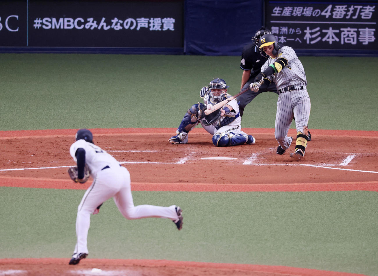 オリックス対阪神　9回表阪神1死二塁、森下は中適時打を放つ。右は東（撮影・加藤哉）