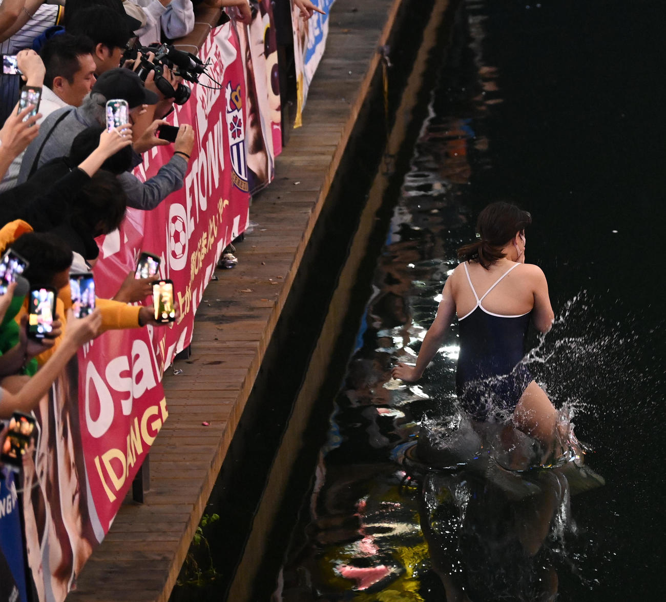 阪神の日本一が決まり道頓堀川に飛び込む水着の女性（撮影・前岡正明）